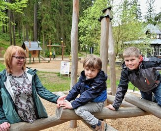 Neben der "Waldquelle" befindet sich ein neuer Spielplatz. Familie Lange aus Weimar freut's.