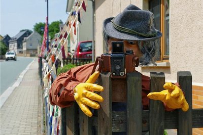 Vorsicht, Blitzer: Die Gelenauer Anwohner haben sich beim Schmücken ihres Ortes mit Puppen einiges einfallen lassen.