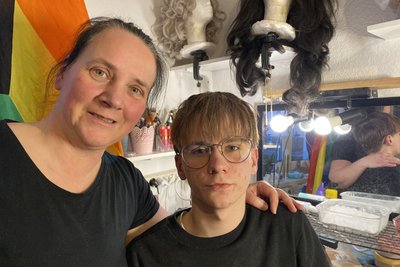 Florian mit Kerstin am Schminktisch. Wie alle in der Familie unterstützt auch die Mutter die Ambitionen ihres Sohnes – auf allen Bühnen.
