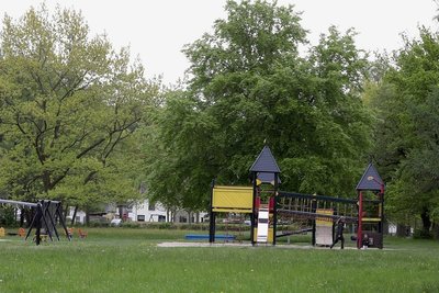 Auf der Wiese neben dem Spielplatz ist viel Platz.