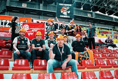 Die Fans aus Chemnitz ließen sich die Laune nicht verderben. Sie feierten den ersten internationalen Auftritt ihres Teams. "Freie Presse"-Sportreporter Thomas Reibetanz (vorn) hat sich mal dazugesellt. 