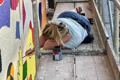 Mitunter malten die Schüler im Liegen.