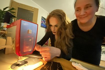 Das hat Florian auch drauf. Das Nähen der Drag-Queen-Kleidung bringt Kerstin ihrem Sohn bei.