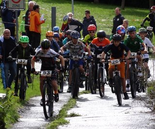 Der Start der älteren Nachwuchsfahrer. Top-Mountainbiker Gerry Horn aus Ebersbach (Nummer 53) zieht hier am Anstieg bereits dem Rest des Feldes davon und siegt souverän. 