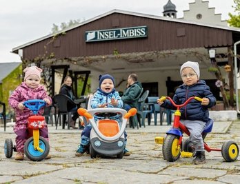 Florentine, Kurt und Luis geben am Inselimbiss auf der Schlossinsel Rodewisch ordentlich Gas.