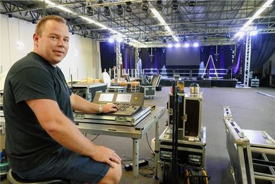 Seit Mittwoch haben Martin Hübner und seine Helfer in der Festhalle die Bühne samt umfangreicher Technik aufgebaut.
