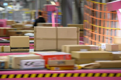 In der Vorweihnachtszeit hat die Post wieder alle Hände voll zu tun mit Päckchen und Paketen, die zu Heiligabend bei ihren Empfängern ankommen sollen.