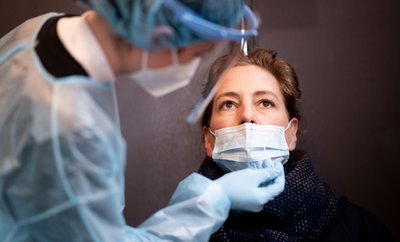 Nasenabstrich in einem Corona-Schnelltest-Zentrum: Anfang übernächster Woche endet das Angebot kostenloser Bürgertests. Was aber nicht heißt, dass künftig alle für solche Tests zahlen müssen.