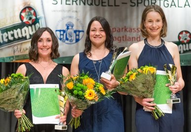 Sie strahlten um die Wette: Eisschnellläuferin Denise Roth (Mitte) entschied die Umfrage der Frauen vor Radsportlerin Claudia Weise, geborene Seidel (rechts), und Flossenschwimmerin Pia Lorenz (links) für sich.