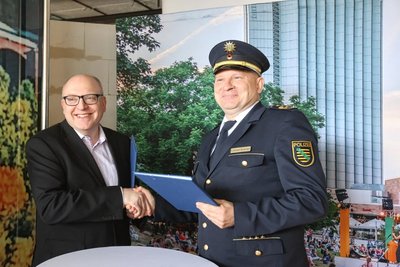 Der Chemnitzer Oberbürgermeister Sven Schulze und Polizeipräsident Carsten Kaempf unterzeichneten eine Kooperationsvereinbarung für den gemeinsamen „Sicherheitspunkt“.