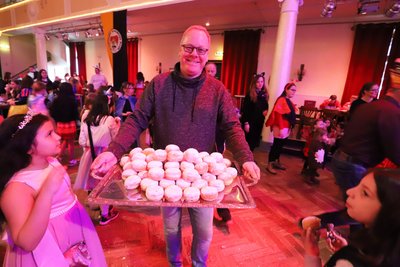 „Tivoli“-Leiter Kai Suttner half beim Verteilen der Pfannkuchen an die Kinder mit.