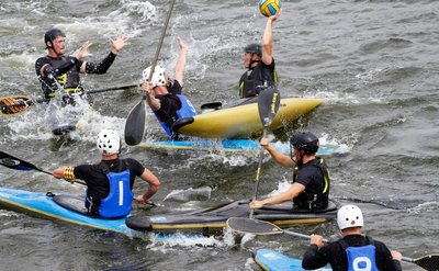Chris Ziese - Rico Ziese (Nummer 9) versucht - hier in den Playdowns innerhalb der Deutschen Meisterschaft in Berlin - seinen Coburger Gegner am erfolgreichen Wurf zu hindern. Vorn links wartet Chris Ziese, um einen möglichen Fehlpass abzustauben.