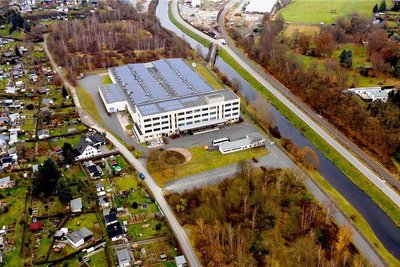 Auf diesem Weg soll künftig der Radweg an der früheren Plauener Gardine vorbei geführt werden. Eine offizielle Streckenführung auf der Zufahrtsstraße zum Fabrikgelände und im Anschluss über die Panzerbrücke wie bislang scheiterte.