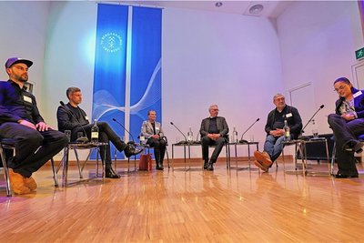 Die Filmemacher Oliver Becker und Torsten Näser, die Direktorin des Stadt- und Bergbaumuseums Freiberg Andrea Riedel, Prof. Hellmuth Albrecht, Fotofreund Harald Börner und Moderatorin Nathalie Knöhr (v.l.) in der Podiumsdiskussion zum Film "Gunter Galinsky, Fotofreund". 