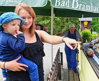 Melanie Rickmann zeigt Sohn Matteo die große Gartenbahn auf dem Kuhberg. 