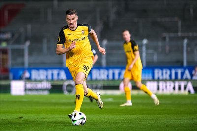 Dynamo-Kapitän Stefan Kutschke in Wiesbaden am Ball.