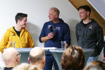 Jonas Müller (links) und Toni Rollinger, die beim Vorjahresempfang von Trainer Danilo Schneeweiß (Mitte) interviewt wurden, starten ab Montag bei der Junioren-WM.