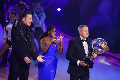 Die Jury vergab viele Höchstwertungen - und brachte den großen Pokal ins Studio.
