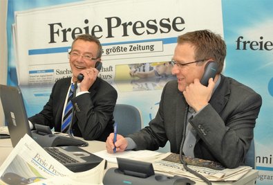 Johannes Schulze war es als Geschäftsführer der Freien Presse immer wichtig, dass die Regionalzeitung journalistisch hochwertig und attraktiv für ihre Leser ist. Gemeinsam mit Chefredakteur Torsten Kleditzsch (r.) fing er zum Beispiel Reaktionen der Leser auf das neue Layout der Zeitung ein. 