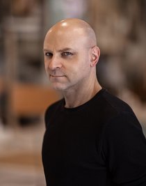 Sergei Vanaev, seit aktueller Spielzeit Ballettdirektor am Theater Plauen-Zwickau, hat einst die harte Schule der Ballettakademie des Bolschoi-Theaters in Moskau durchlaufen. Seit gut 30 Jahren lebt er in Deutschland. 