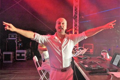 Alex Christensen (im Bild) & Friends haben 1.200 Besucher auf der Waldbühne Schwarzenberg begeistert.