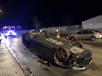Ein Auto kam am Samstagabend aus noch unbekannter Ursache von der Zwickauer Straße ab und stieß mit einem parkenden Pkw zusammen.