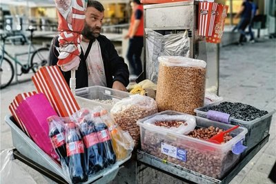 Süßigkeiten und Cola gab es am einzigen Imbissstand vor der Halle zu erwerben. 