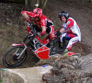 Pilot und Beifahrer müssen beim Sidecartrial ein eingespieltes Team sein - wie hier Tino Meinel (links) und Felix Hampicke, die an beiden Wettkampftagen den ersten Platz einfuhren.