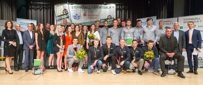 Bei der Ehrung der beliebtesten Mannschaften wurde es noch mal richtig voll auf der Bühne. Eingerahmt von den Moderatoren, Sponsoren und Ehrengästen sind links die Umfragesieger vom CVV Cheermania Auerbach und rechts die Wasserballer des SVV Plauen zu sehen. Als einziger Vertreter der zweitplatzierten Flossenschwimmer-Staffel des TC Nemo Plauen hat sich Robert Golenia (im grauen Anzug) einen Platz vor den Cheermania-Mädels gesucht.