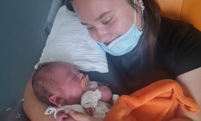 Ein wichtiges Bild fürs Familienalbum: Holly trifft zum ersten Mal mit ihrer großen Schwester Thalia zusammen. 