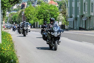 Die "Nachtwölfe" 2020 auf dem Weg zum Friedhof Aue, wo sie das Grab von Diana Irmisch besuchten. 