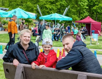 Ausflug an die Pöhl: Felix und Daniela aus Plauen besuchen mit ihrem Sohn Fritz, der bald 3 Jahre alt wird, gern die Minigolfanlage an der Talsperre. Auf dem Gelände kann man über Stunden verweilen - Eltern relaxen im Liegestuhl, Kleine matschen auf dem Spielplatz, Größere üben sich beim Minigolf. Und Eis für alle gibt's auch. 