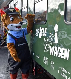 Die Fichtelbergbahn hat zum Wochenende einen Spielewagen in Betrieb genommen, worüber sich auch der Feuerfuchs freut. Das Maskottchen des Unternehmens wird für die jüngsten Fahrgäste meistens an dieser Stelle anzutreffen sein.