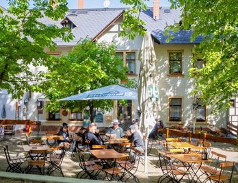 Erfrischung im Biergarten unter Kastanien gibt's in der Plauener Pfaffenmühle - und nebenan einen Spielplatz.