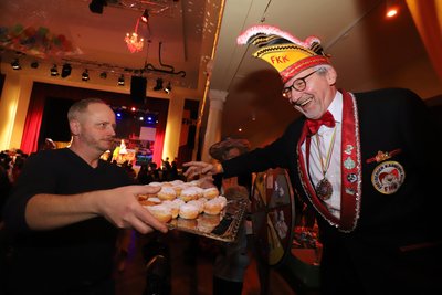 Auch Achim Breßler (r.), Präsident des Freiberger Karneval Klubs, gönnte sich einen Pfannkuchen.