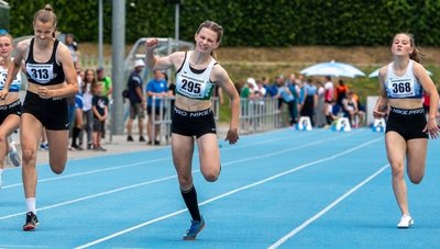 Wie bei der Landesmeisterschaft in Mittweida vor einem Monat zeigte sich FPSV-Athletin Clea Lorenz (M.) erneut in Topform. Beim Bergstadt-Meeting gewann sie im Weitsprung und Kugelstoßen. 