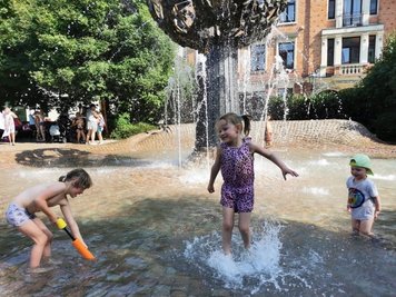 Spielende Kinder im Brunnen auf dem Zwickauer Schumannplatz: Ihre Eltern erzählen "Freie Presse", dass die Bäder in und um Zwickau so voll sind, dass sie sehr gern auf dieses öffentliche Wasserspiel ausweichen. 