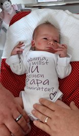 Einen Tag alt und schon Papas Komplizin: Auf dem Body von Baby Holly stellte Rico Wießner die entscheidende Frage. 