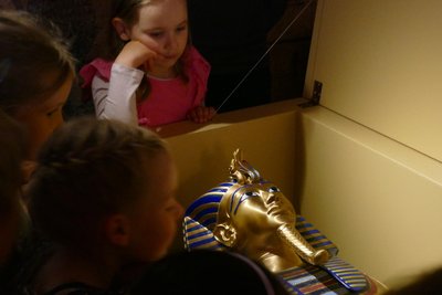 Einige Kinder der Scharfensteiner Kita Sonnenschein waren dabei, als am Donnerstag auf der Burg zum ersten Mal die Grabkammer des Pharao geöffnet wurde.