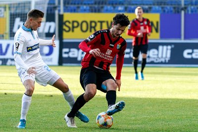 Jan-Hendrik Marx (links) und Philipp Hosiner vom Chemnitz FC im Zweikampf.
