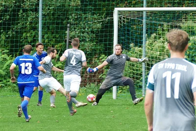 Gäste-Torhüter Felix Müller konnte die beiden Tore von Tirols Jim Merkel (am Ball) nicht verhindern.