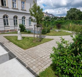 Bis die Bauarbeiten beginnen, könnte der Bauerngarten am Bahnhof für kleinere Zusammenkünfte genutzt werden. 