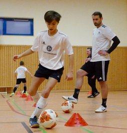 Im Hallentraining, das in der Turnhalle der Lengefelder Oberschule stattfindet, geben die Stützpunkt-Trainer André Feig (vorn) und Peter Fritzsche derzeit 14 Nachwuchskickern regelmäßig Tipps.