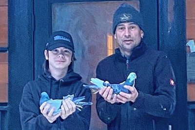Enrico Marosi und sein Sohn Carlos mit den geschwenkten Tauben aus Grünbach. 