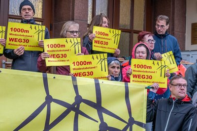 Bei der Protestaktion in Freiberg forderte Bürgerinitiativen auch einen Mindestabstand zwischen Windrädern und Wohnsiedlungen.