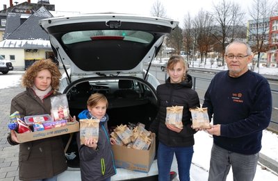 Stephan Drath (r.), Leiter der Schwarzenberger Tafel, konnte 30 kleine Geschenktüten für die Kinder der Tafel in Empfang nehmen. Gepackt habendiese Lena Schreiber und ihr Bruder Henry gemeinsam mit Freundin Anna Süß (l.). 