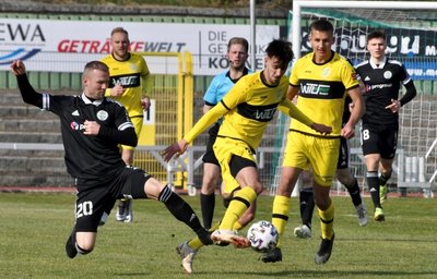 Zwei Youngster mischten beim VFC Plauen auch beim 3:2-Sieg in Sandersdorf ordentlich mit: Charlie Spranger (Mitte, am Ball) und Jannes Schmidt (rechts daneben).