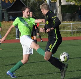 Thalheims Lucas Gräbner (links) spitzelt Marcel Richter vom BSC Rapid den Ball weg. An Ende hatten allerdings die Chemnitzer gut lachen und siegten verdient mit 2:0. 