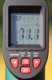 Pressefotograf Mario Dudacy hat die Temperatur auf seinem Autodach gemessen: 71,1 Grad Celsius.