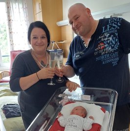 Isabel Meyer wurde auf der Entbindungsstation von ihrem Partner Rico überrascht. Und sagte Ja.